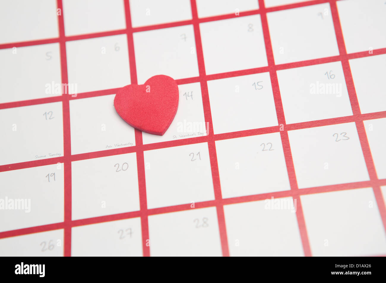 Coeur rose reposant sur le calendrier le Jour de Valentines Banque D'Images