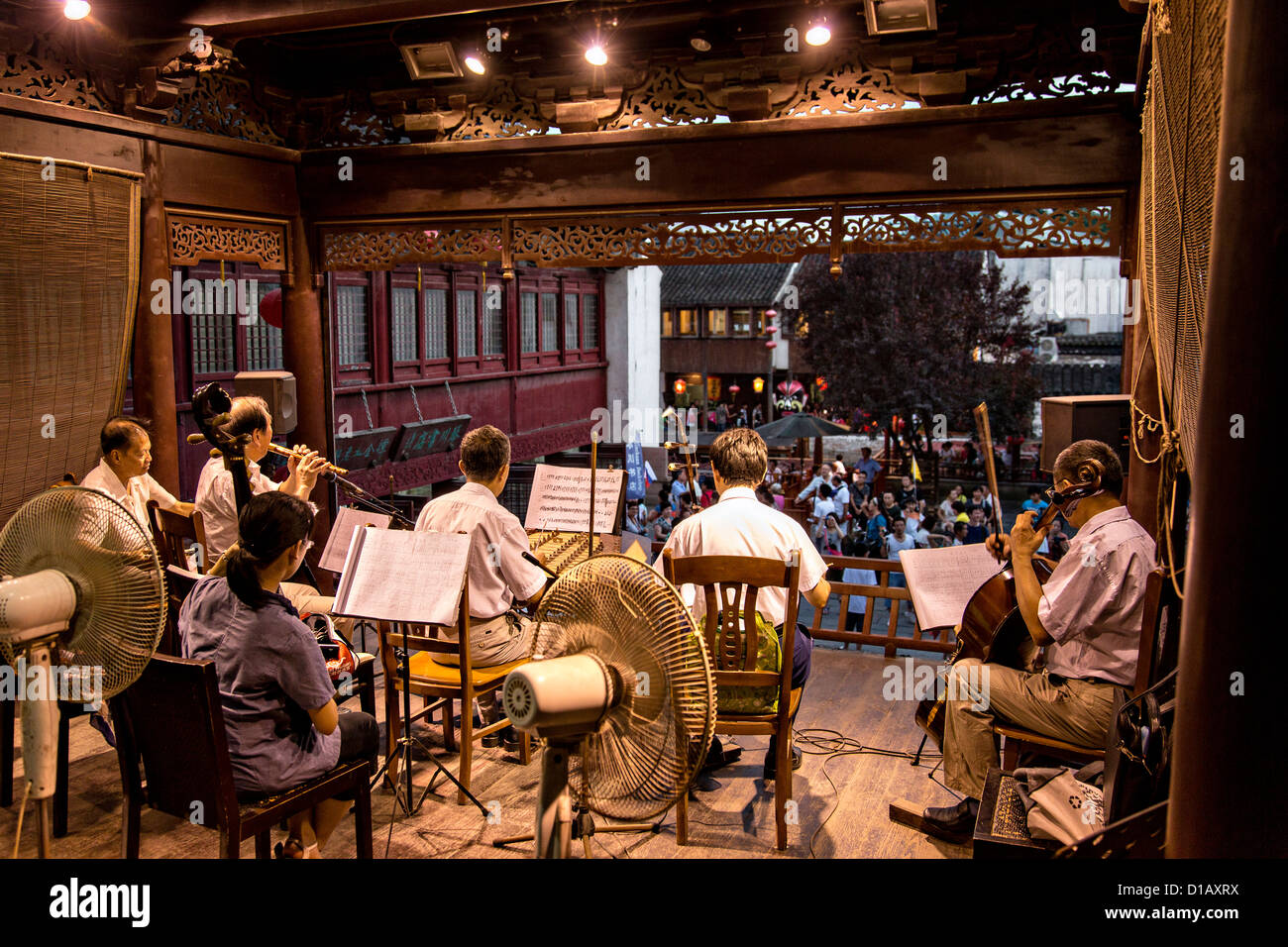 Les musiciens jouent en chinois traditionnel de l'ancienne scène de l'opéra au canal Shantang à Suzhou, Chine. Banque D'Images