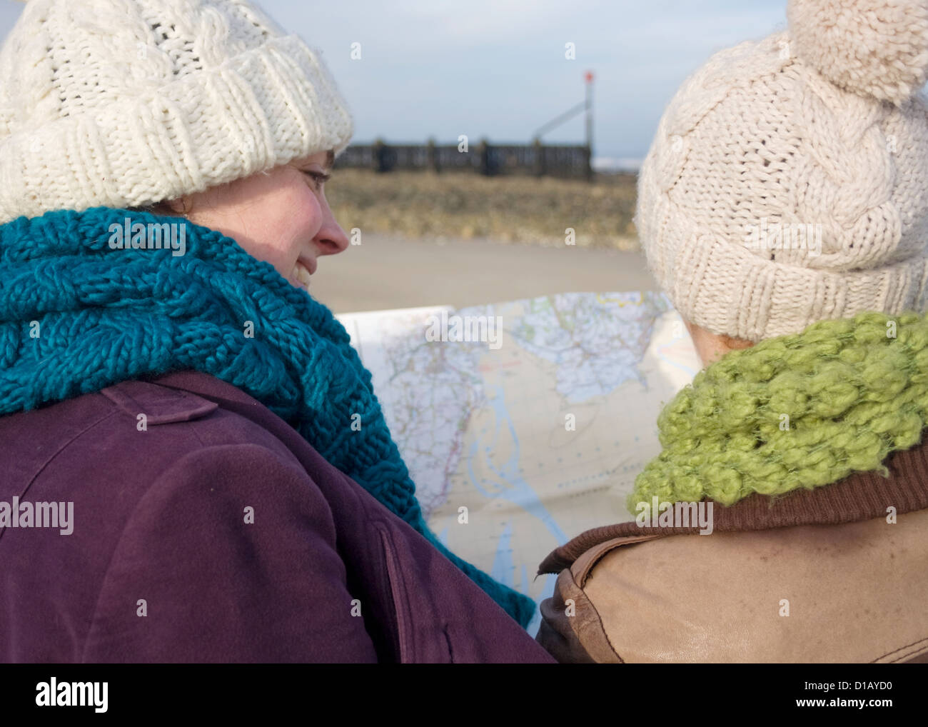 Deux femmes consulting site sur plage. Banque D'Images