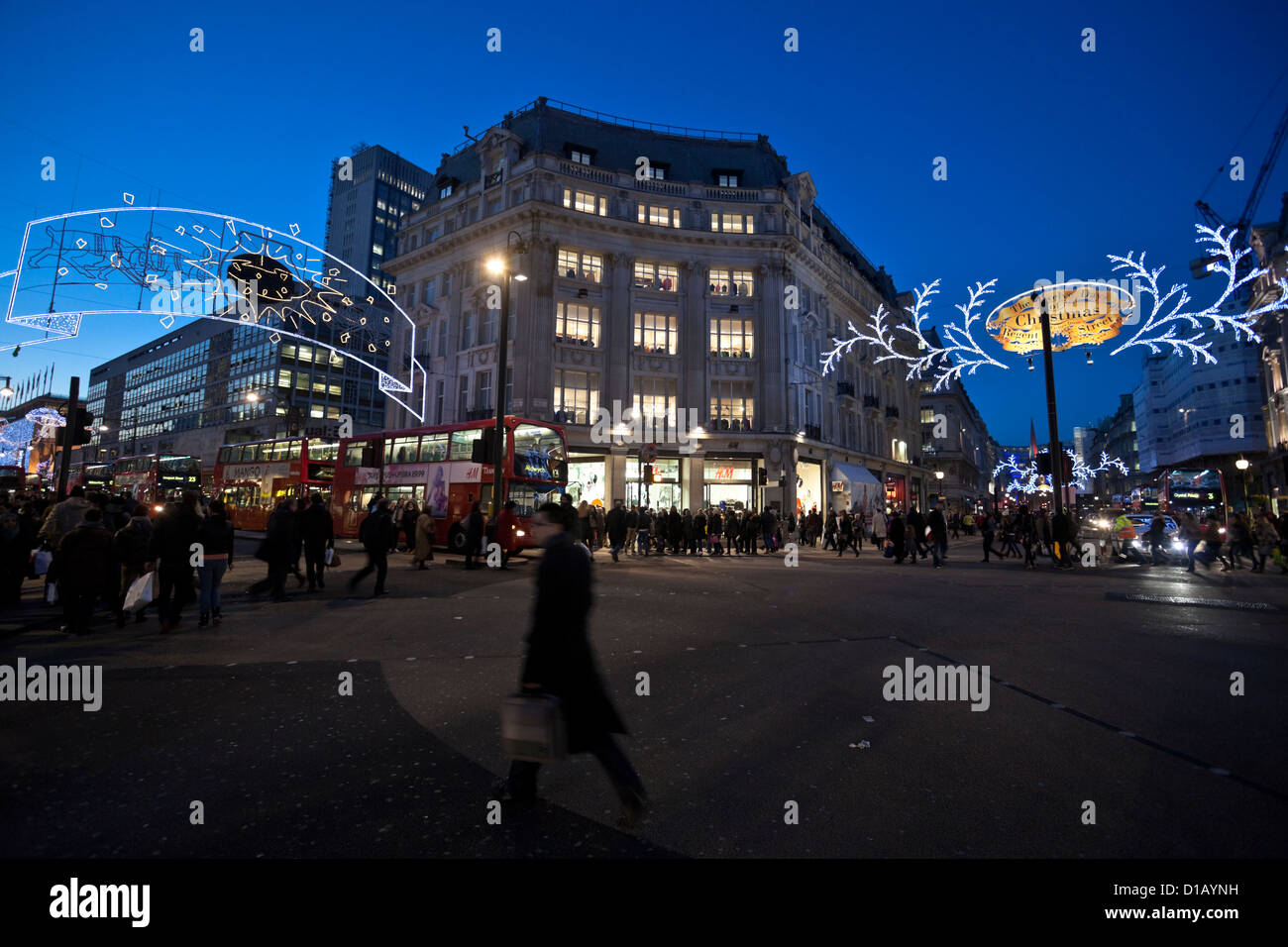 Lumières et décoration de Noël sur Oxford Circus, Londres, Angleterre, Royaume-Uni. Banque D'Images