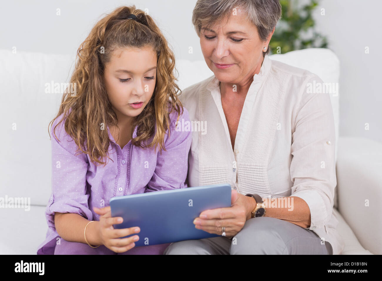 Enfant et sa grand-mère holding tablet pc Banque D'Images