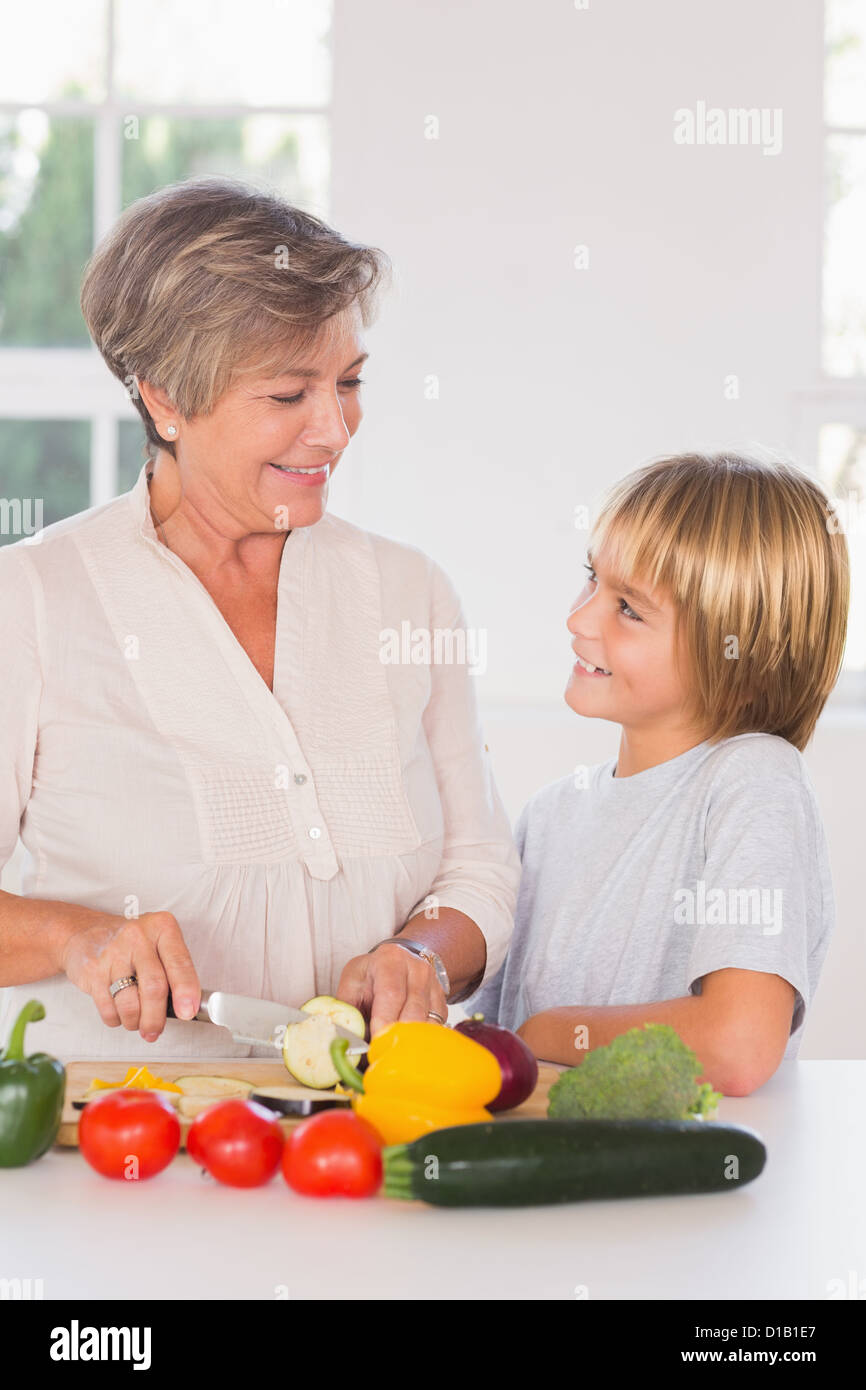 Couper les légumes à grand-mère à petit-fils Banque D'Images