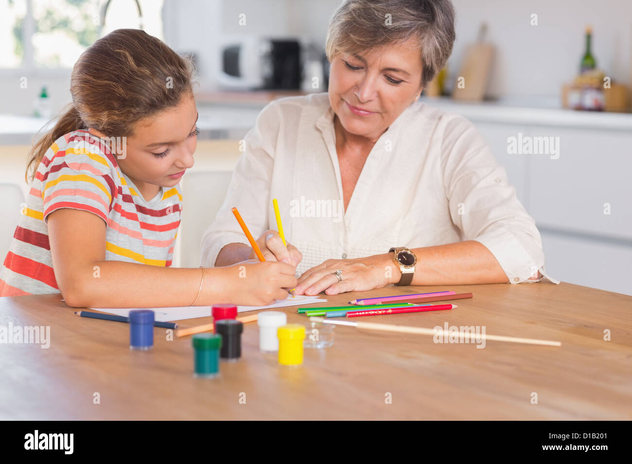 Petite fille dessin avec sa grand-mère a porté Banque D'Images