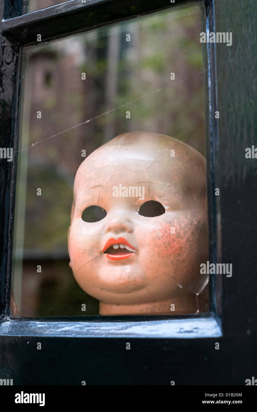 Tête de poupée ancienne sur l'affichage en magasin d'antiquités à Nimègue aux Pays-Bas Banque D'Images