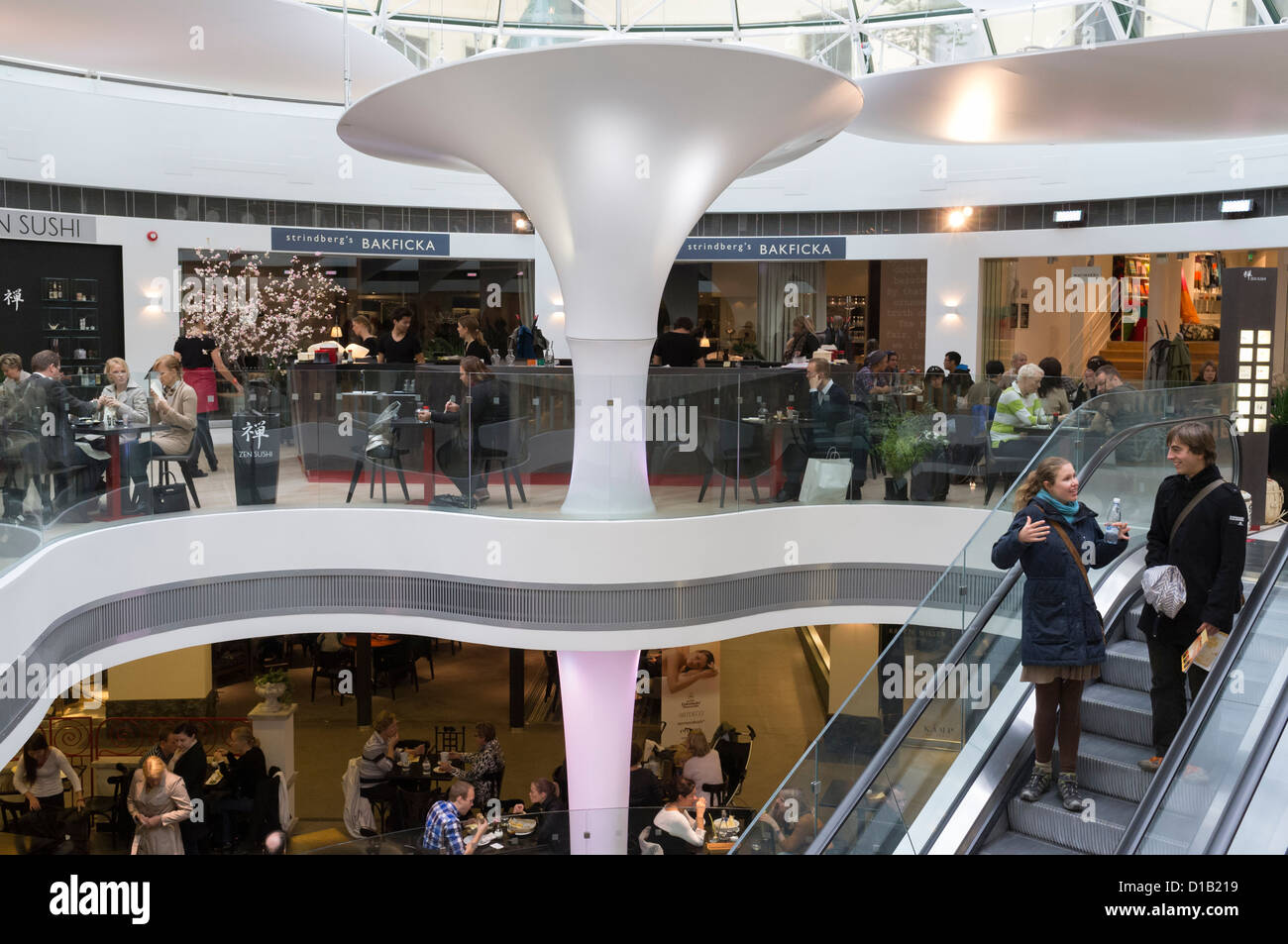 Intérieur du centre commercial chic à Helsinki en Finlande Banque D'Images