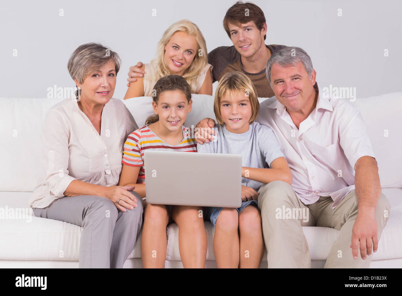 Portrait de famille looking at camera with a laptop Banque D'Images