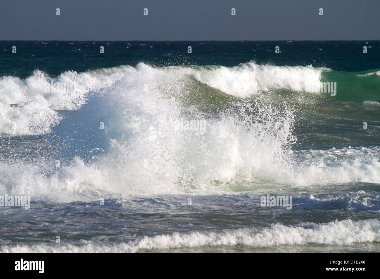 Les vagues de l'océan Pacifique au large de la côte de l'île de Kauai, Hawaii, USA. Banque D'Images