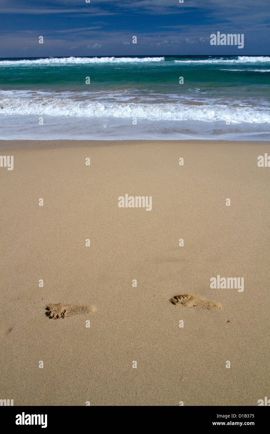 Des empreintes de pas dans le sable à Polihale State Park et plage situé sur la côte ouest de l'île de Kauai, Hawaii, USA. Banque D'Images