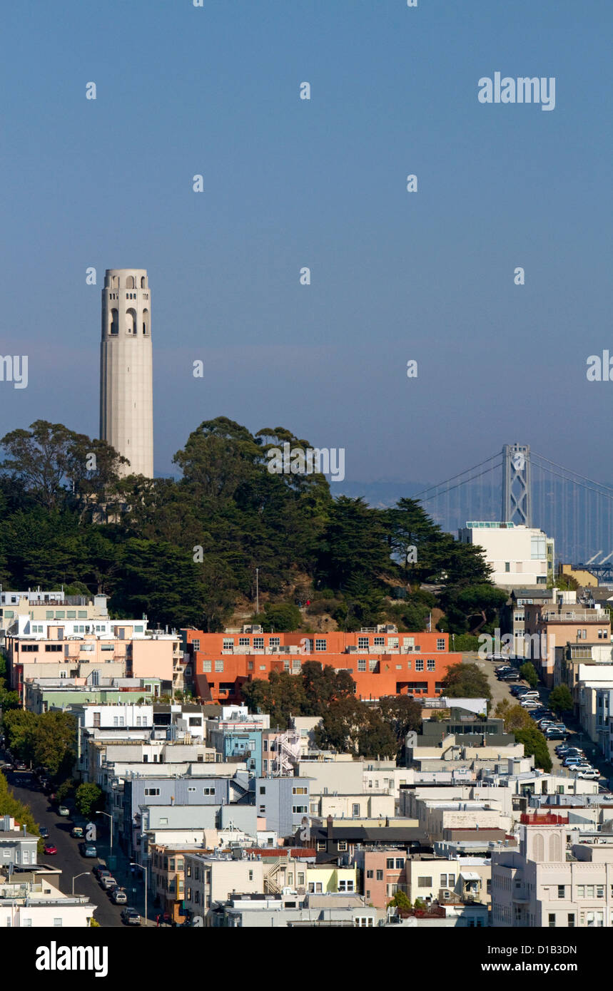 Une vue de la Coit Tower située sur Telegraph Hill à San Francisco, Californie, USA. Banque D'Images