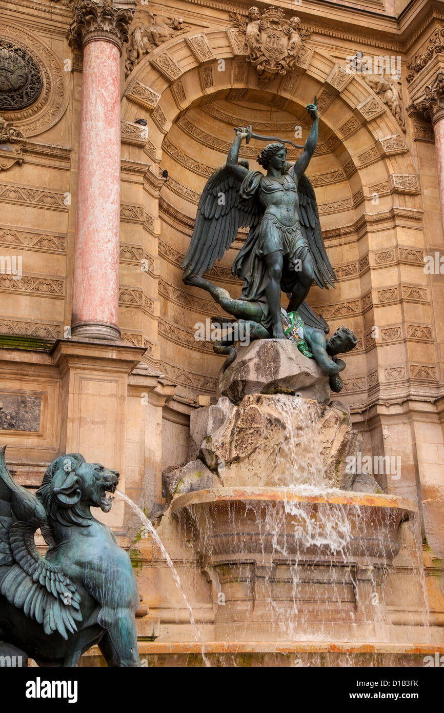 Fontaine Saint Michel, construit par Gabriel Davioud (1860) dans le Quartier Latin, près de la Seine, Paris France Banque D'Images