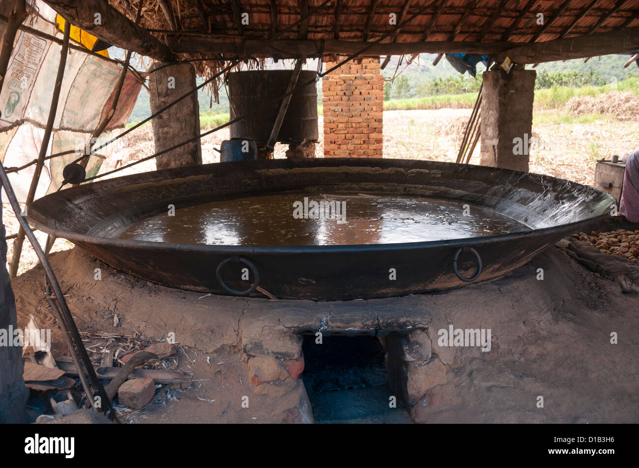 La production indienne de jagré - faire de jagré à partir de jus de canne, Koviloor, près de Munnar, Kerala, Inde, Asie Banque D'Images