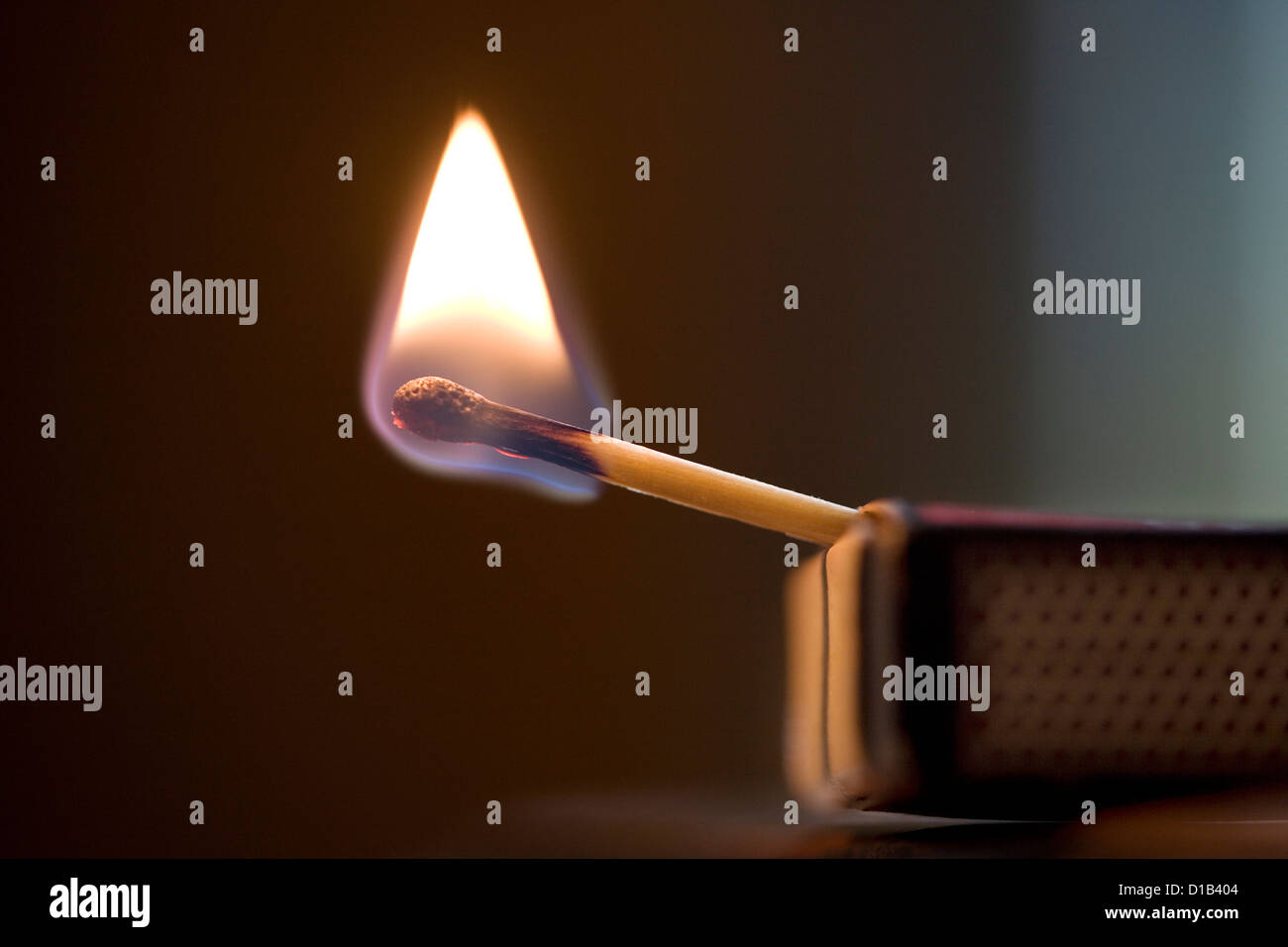 Flamme de combustion correspondent dans matchbox Banque D'Images