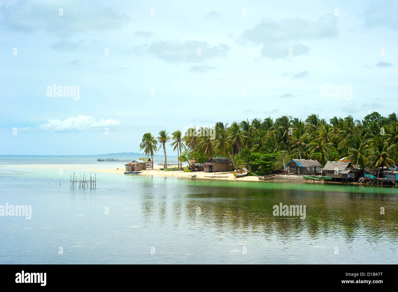 Vue aérienne sur le village de pêcheurs traditionnel aux Philippines . Calicoan Island Banque D'Images