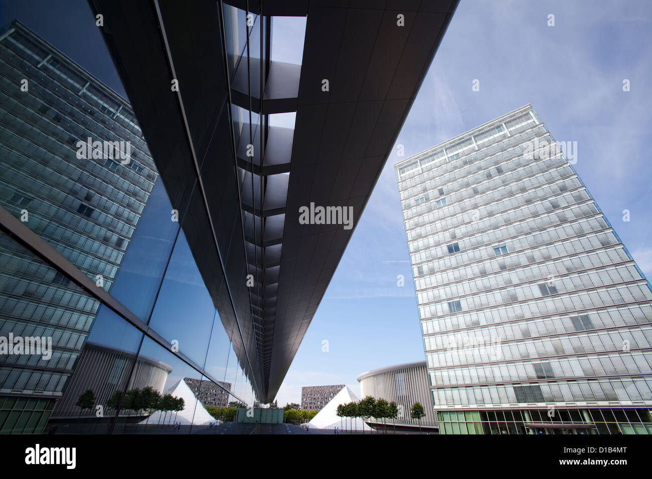 L'architecture moderne, les reflets dans les fenêtres du Centre des Congrès, Place de l'Europe, Kirchberg, Luxembourg, Europe Banque D'Images