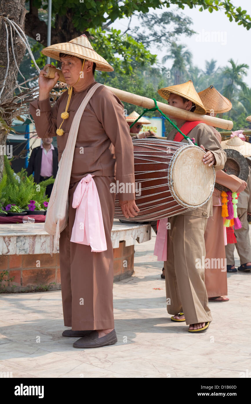 Procession de musiciens dans 'Poy Sang Long' Festival, Wat Jong Klang, Mae Hong Son, Thaïlande Banque D'Images