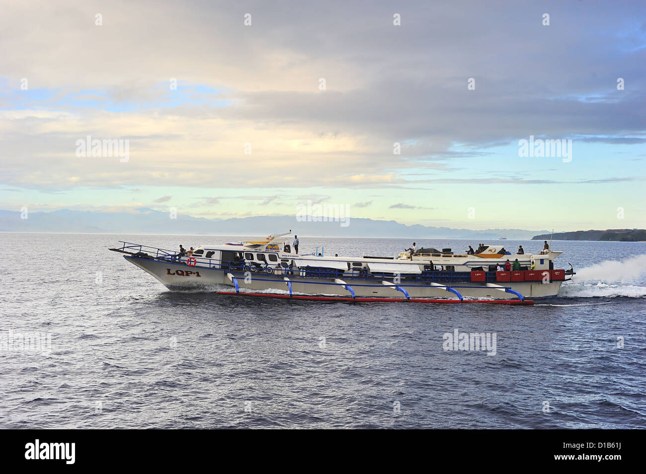Ferry rapide sur le chemin de l'île de Siargao, Philippines. Banque D'Images