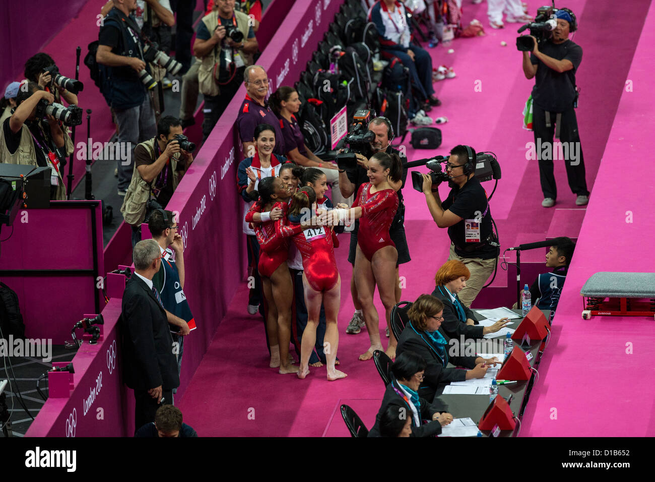 USA Women's team célébrer au cours de gymnastique l'équipe finale au Jeux Olympiques d'été 2012, Londres, Angleterre Banque D'Images