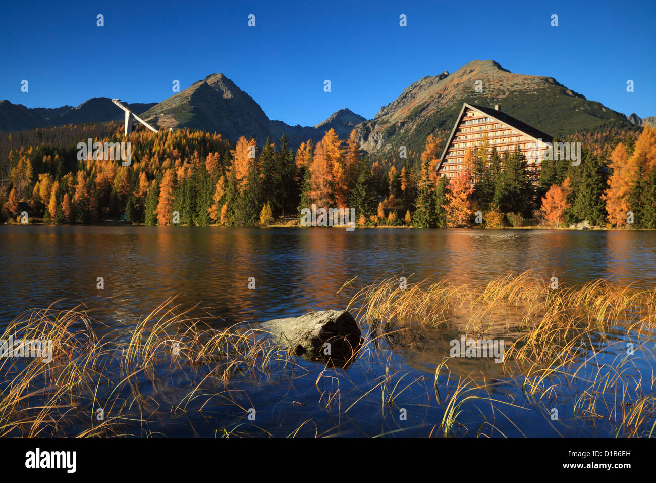 Couleurs d'automne et de réflexion à Štrbské Pleso dans la région de Slovaquie Tatras Banque D'Images