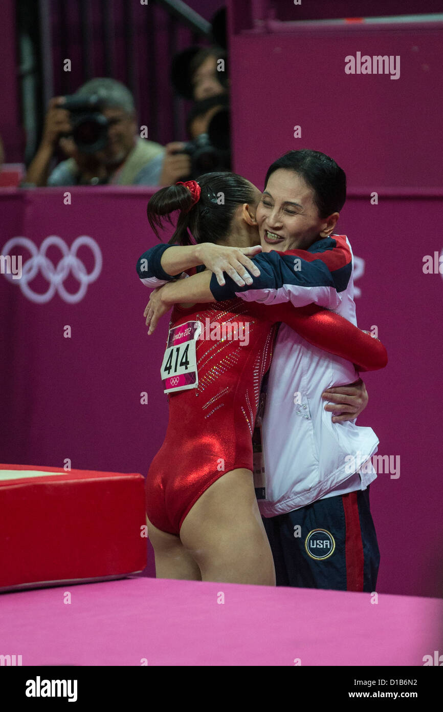 Kyla Ross (USA) reçoit une accolade de coach américaine Jenny Zhang après sa performance à la poutre lors de la women's gymnastics Banque D'Images