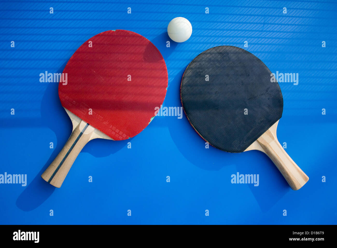 Pattensen, Allemagne, la raquette et la balle sur une table de tennis de table Banque D'Images