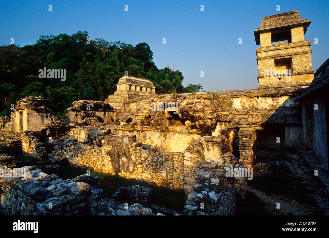 Le Palais (El Palacio) et le Temple des Inscriptions en arrière-plan. Site archéologique de Palenque, l'État du Chiapas, Mexique Banque D'Images