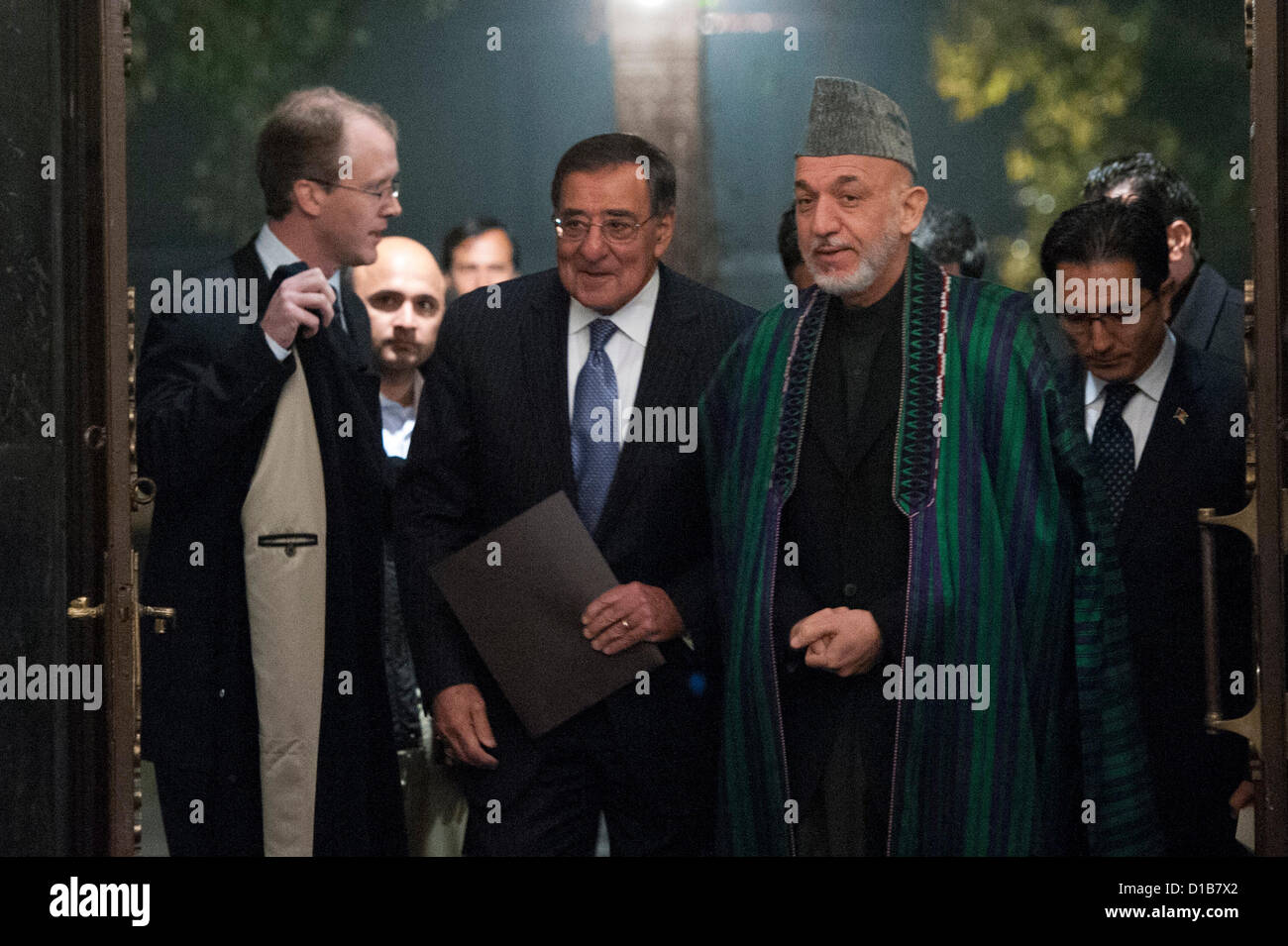 Le président afghan Hamid Karzaï et le secrétaire américain à la Défense Leon Panetta, saisir la conférence de presse conjointe le 13 décembre 2012 à Kaboul, Afghanistan. Banque D'Images