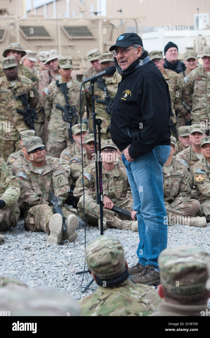 Le secrétaire américain à la Défense Leon Panetta parle aux troupes du Commandement régional Sud à Décembre 13, 2012 à Kandahar, en Afghanistan. Banque D'Images