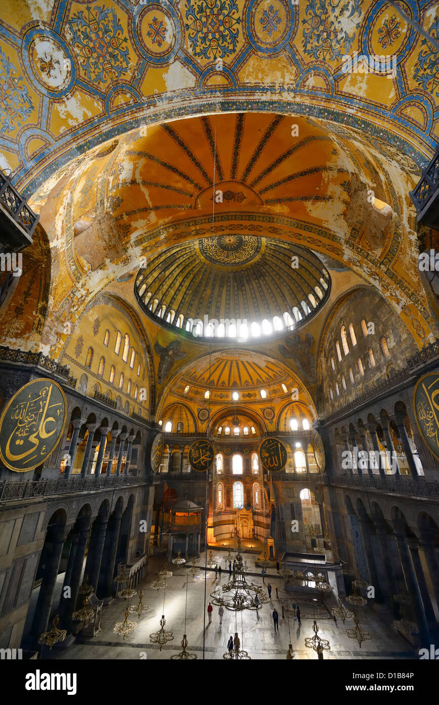 Dômes dorés et fresques à l'intérieur du mur de Qibla crooked Sainte-sophie avec pendentifs bois Istanbul Turquie Banque D'Images