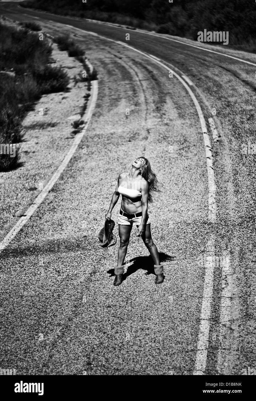 Femme seule sur la route. Banque D'Images