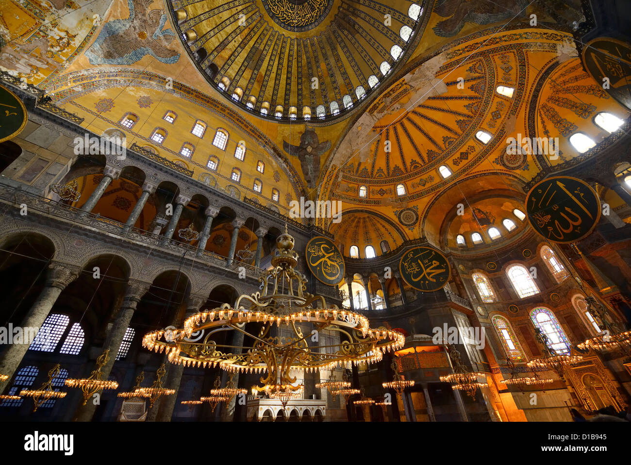 Plafond d'or et lustres éclairés dômes dans l'Hagia Sophia Istanbul Turquie Banque D'Images