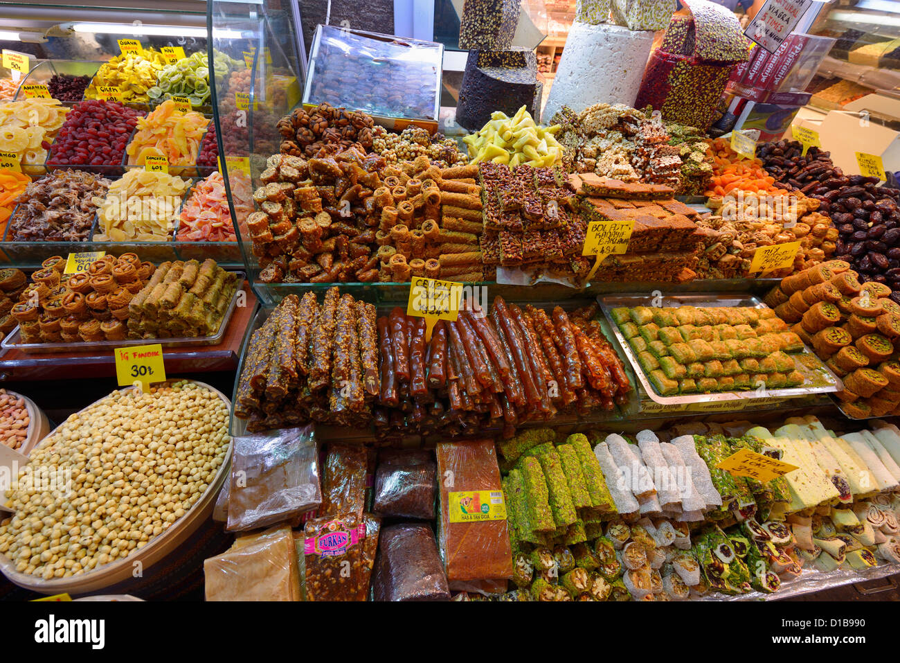 Loukoum et viagra herbes avec des fruits secs à coque et baklava à l'écran dans le marché aux épices Istanbul TURQUIE Banque D'Images