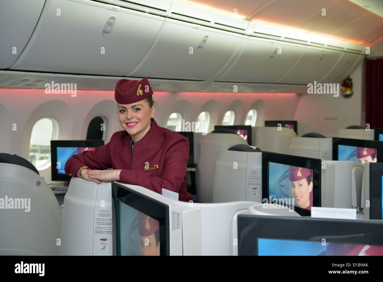 Le Qatar Dreamliner Interieur De L Aeronef Avec L Hotesse De L Air