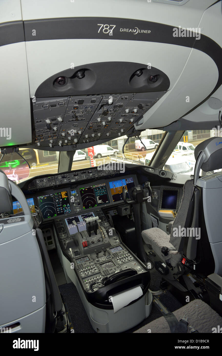 Boeing 787 dreamliner cockpit controls Banque de photographies et d ...