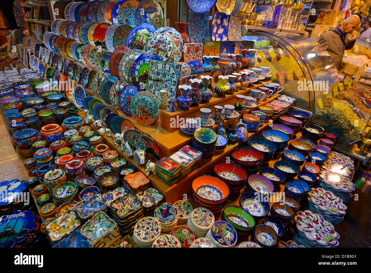 Affichage en céramique dans le Bazar Egyptien Istanbul à côté d'une boutique d'épices Turquie Fatih Eminonu Banque D'Images