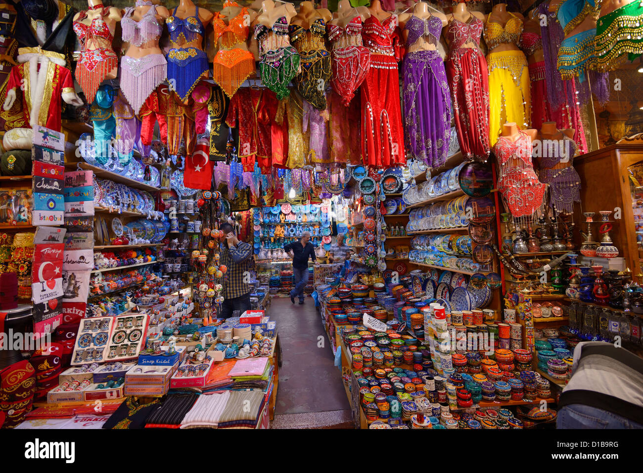 Shop dans l'Egyptian Spice Bazaar Istanbul avec costumes de danse du ventre et de la céramique La Turquie Fatih Eminonu Banque D'Images