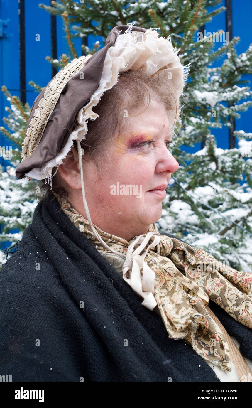 Femme en robe de la période victorienne à la fête de Noël portsmouth Banque D'Images