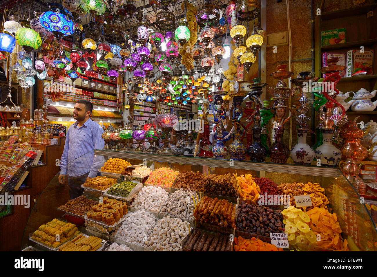 Employé de magasin dans l'Egyptian spice bazaar istanbul avec loukoum de conduites d'eau et lampes de Turquie Banque D'Images