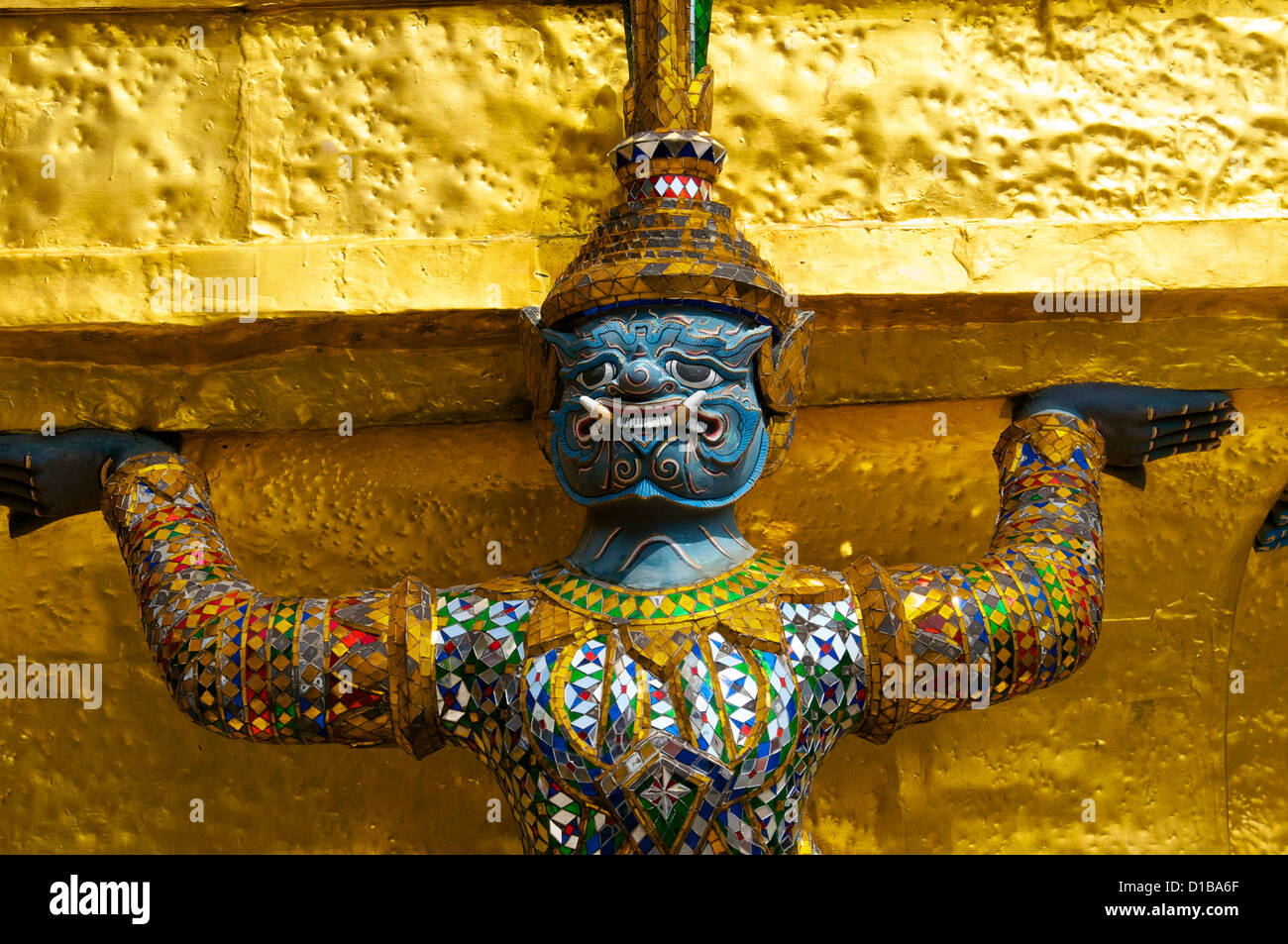 La figure du démon soutenant le Chedi doré géant dans le temple Wat Phra Kaeo Bangkok Grand Palace Banque D'Images