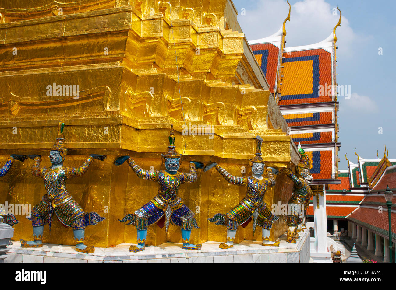 La figure du démon soutenant le Chedi doré géant dans le temple Wat Phra Kaeo Bangkok Grand Palace Banque D'Images