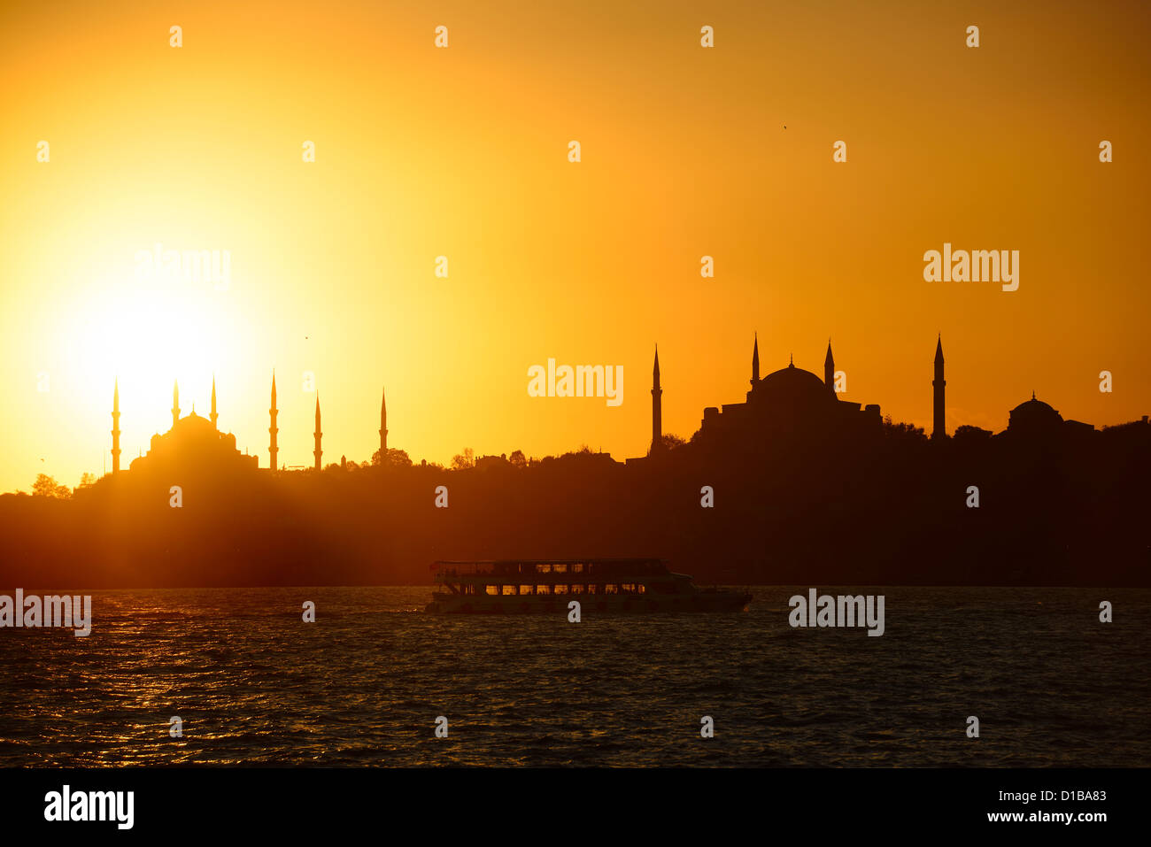 Golden soleil sur la Mosquée bleue avec Sainte-sophie en silhouette sur le Bosphore à Istanbul Turquie bateau Banque D'Images