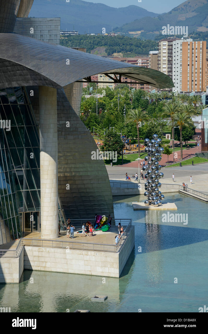 Musée Guggenheim Bilbao. Du côté de la rivière Nervion, avec la passerelle et la zone. Frank Gehry. Banque D'Images