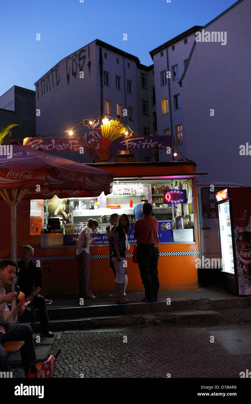 Berlin, Allemagne, les gens sont à un snack-bar de l'Oranienburgerstrasse Banque D'Images
