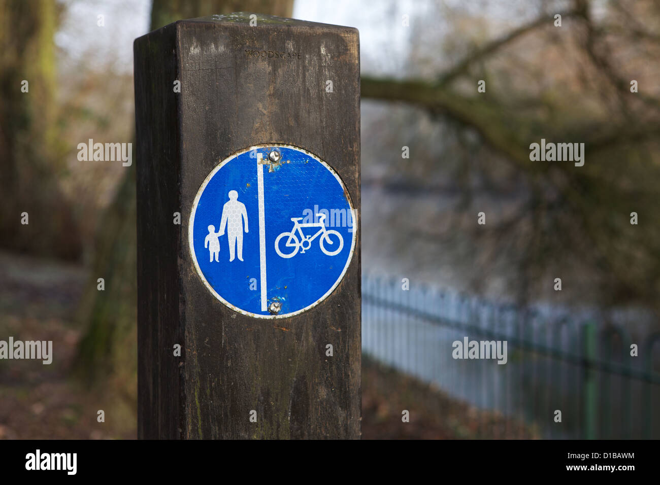 Piétons et Cyclistes signe pour les chemins dans les parcs publics Solihull Banque D'Images