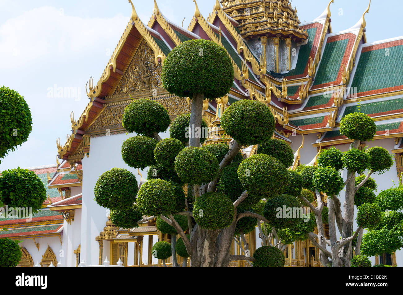 Arbres en nuage en face de la Maha Chakri Prasat Hall, le Grand Palace Bangkok Banque D'Images