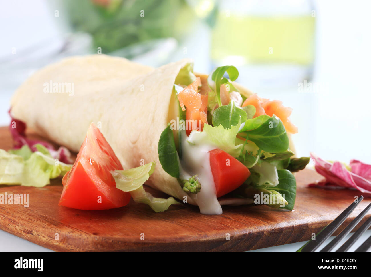 Tortilla remplie de légumes frais et saumon fumé Banque D'Images