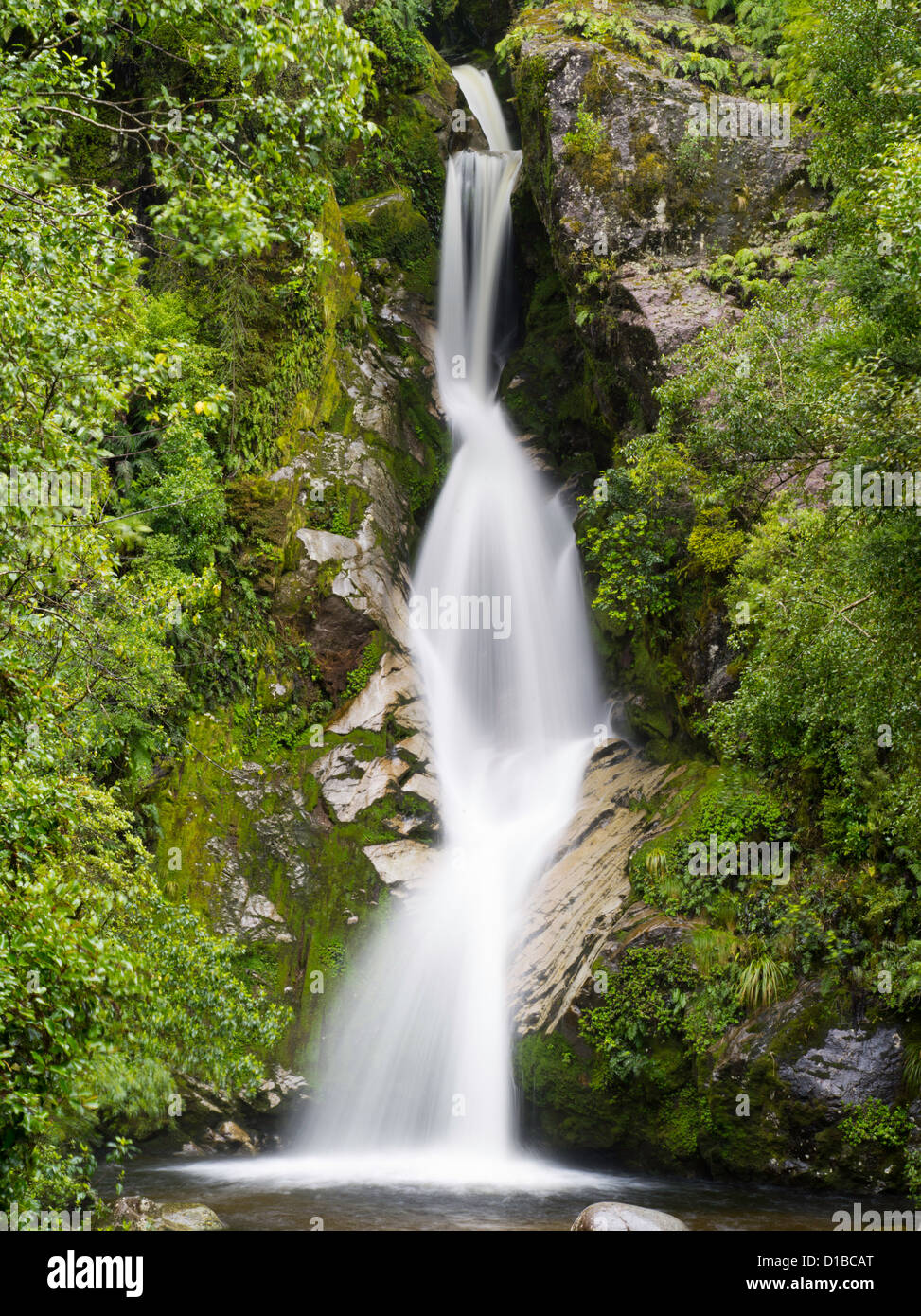 Avis de Dorothy falls, près de Hokitika, Nouvelle-Zélande, sur une journée pluvieuse et morne Banque D'Images