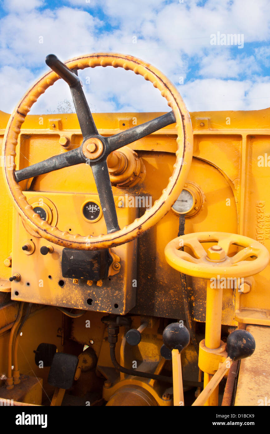 Tableau de bord et Vintage volant peint en jaune et noir, contre un ciel bleu avec des nuages Banque D'Images