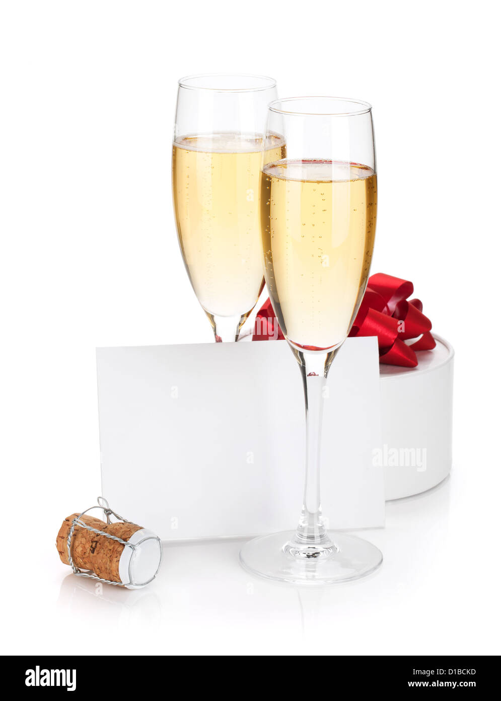 Verres de Champagne, et une carte vide. Isolé sur fond blanc Banque D'Images