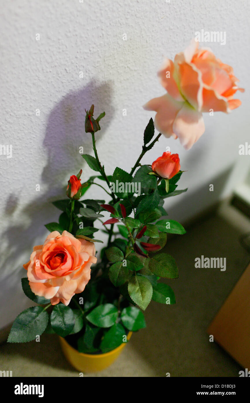 Sangerhausen, Allemagne, roses artificielles dans un pot comme décoration dans une pension Banque D'Images