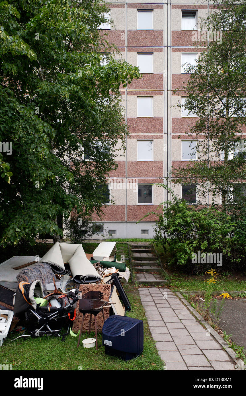 Sangerhausen, Allemagne, volumineux refuser est à gauche en face d'une plaque de support Banque D'Images